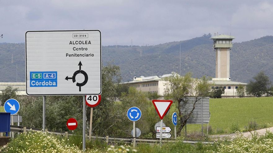 Un médico y un funcionario de la prisión de Alcolea, heridos tras recibir puñetazos, mordiscos y golpes