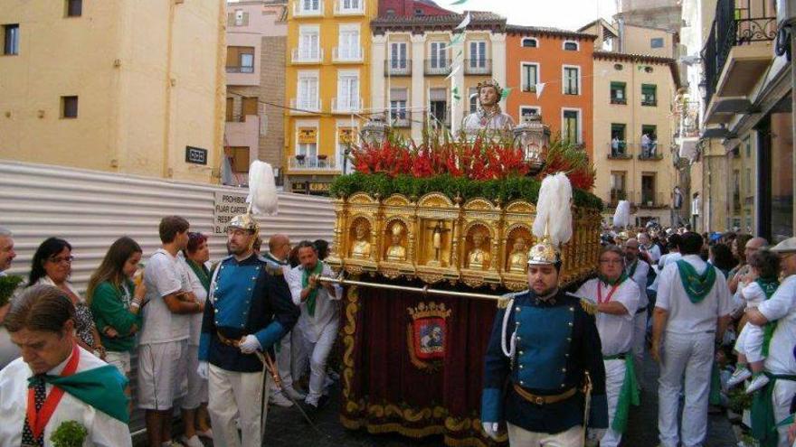 La cofradía de San Lorenzo quita el lema franquista del faldón