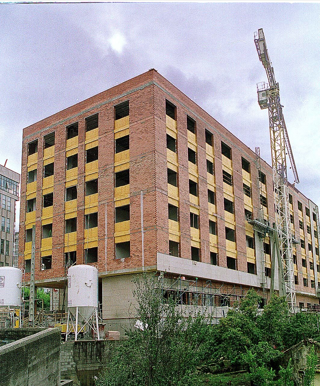 El nuevo edificio de la calle Lalín, cuando aún estaba en obras.