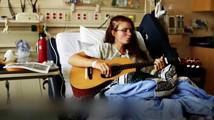 Una joven de 19 años canta mientras le quitan un tumor cerebral