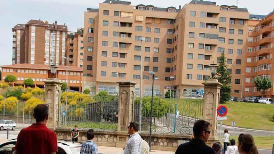 Varios viajeros llegan a la estación.