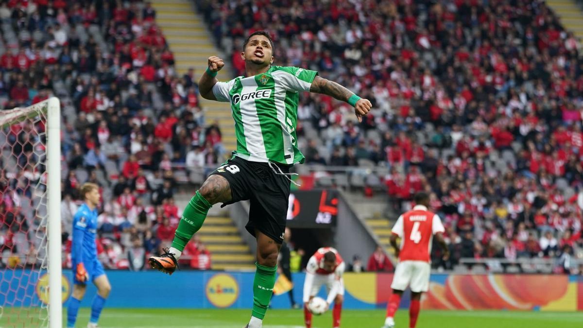 Cucho Hernández celebra su gol de penalti en el Braga-Betis en el Municipal de Braga de ida de cuartos de Europa League / HUGO DELGADO / EFE