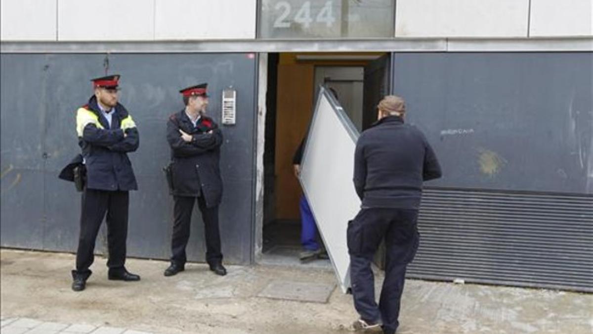 Intervención de los Mossos en el desalojo del edificio ocupado de la calle de Cristóbal de Moura.