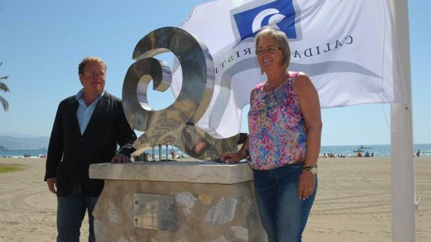 La concejala de Servicios Operativos, Régimen Interior y Playas del Ayuntamiento de Málaga, Teresa Porras, ha presentado el inicio de la temporada de playas, coincidiendo con el izado de la bandera de la &#039;Q&#039; de Calidad de la playa de la Misericordia que ha obtenido esta calificación nuevamente junto a las de El Palo, Pedregalejo y El Dedo.