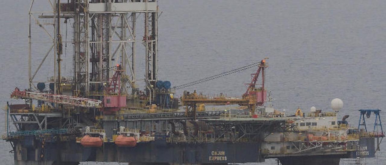 Vista de las plataformas de Transocean que llevan más de un año aparcadas en el Puerto de La Luz.