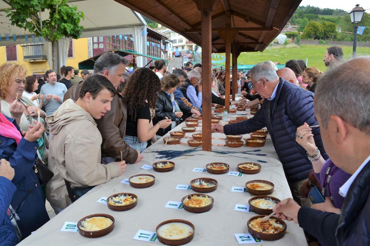 El público, degustando los arroces participantes en el concurso, tras conocerse el fallo.