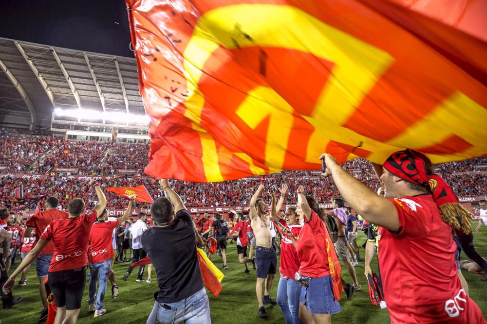 Los aficionados del Mallorca invaden el campo tras el pitido final