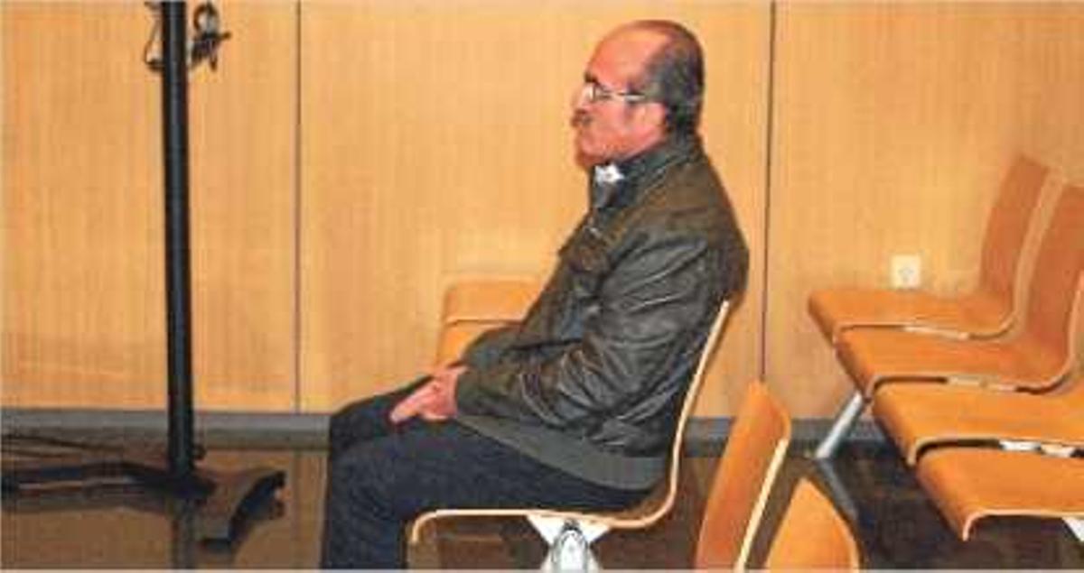 El encargado de un supermercado de Moncada acusado de acoso ayer durante el juicio.