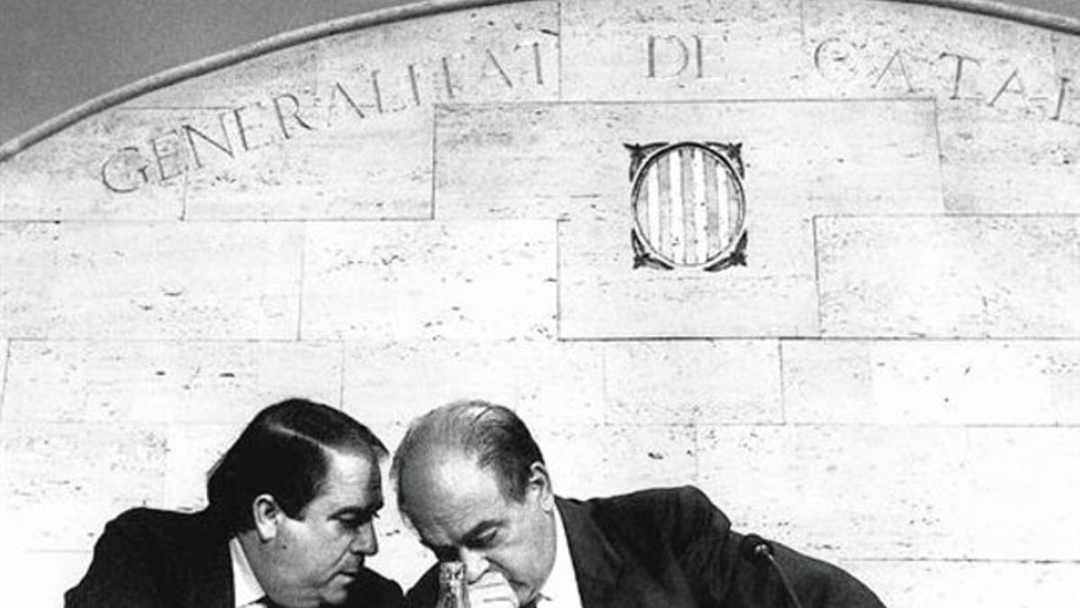 Jordi Pujol conversa con Lluís Prenafeta, en el Palau de la Generalitat, en septiembre de 1989.