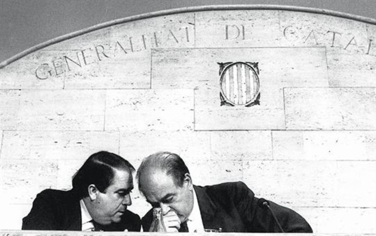 Jordi Pujol conversa amb Lluís Prenafeta, al Palau de la Generalitat, el setembre de 1989.