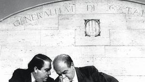 Jordi Pujol conversa amb Lluís Prenafeta, al Palau de la Generalitat, el setembre de 1989.