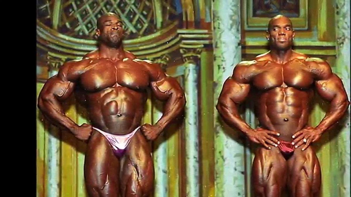 Ronnie Coleman y Flex Wheeler esperando el veredicto en la tarima de Mr. Olympia