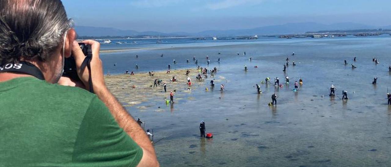 El colectivo de marisqueo a pie de la cofradía de pescadores San Martiño.