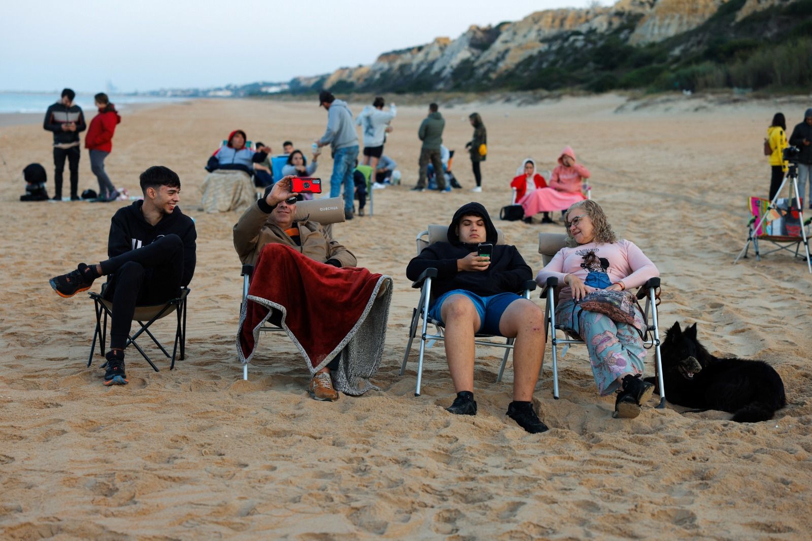 Numerosas personas se apostaron en las playas cercanas para seguir el lanzamiento del cohete.