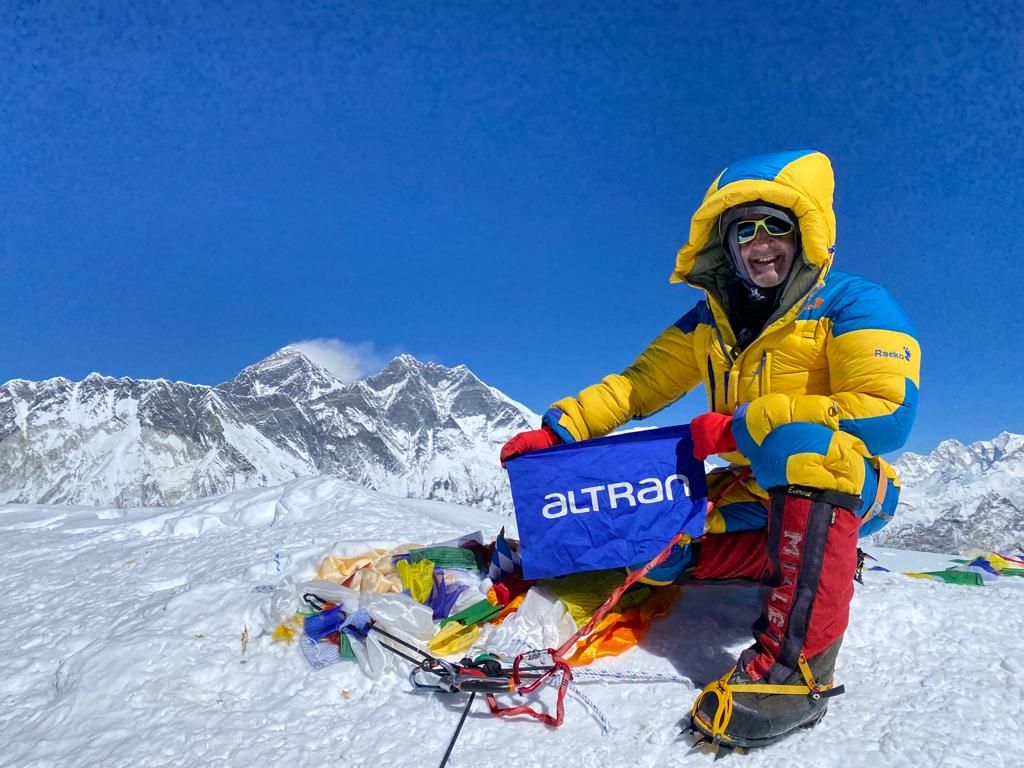 Roberto López posa en la cumbre con la bandera de Altran.