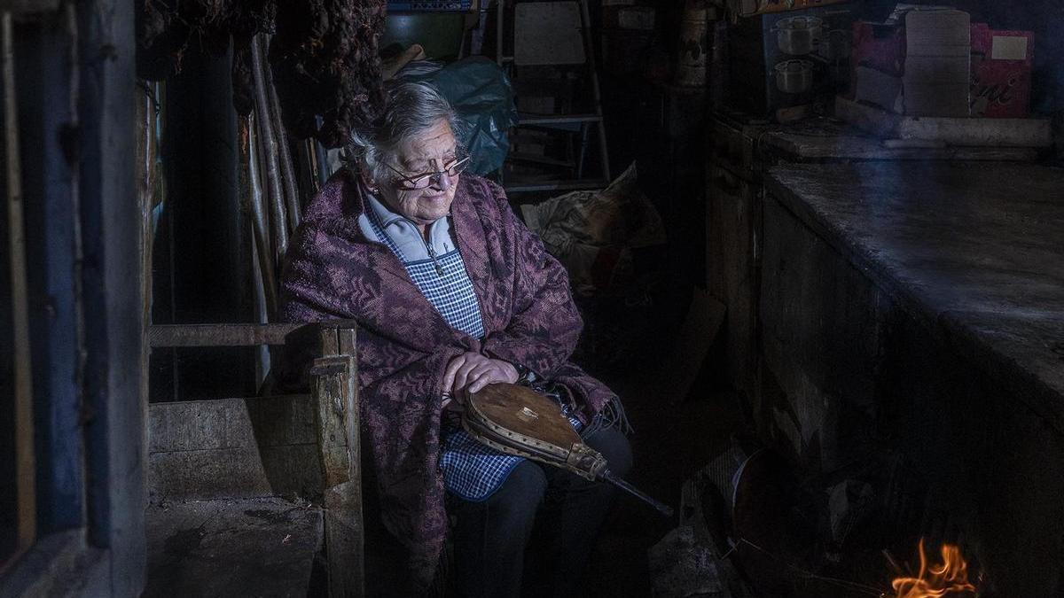 La fotografía "Armandina", de Manuel Ángel Suárez Calvo, ganadora del concurso "30 miradas sobre las Cuencas" (recortada en formato horizontal. La imagen completa, vertical, en el interior de la información).