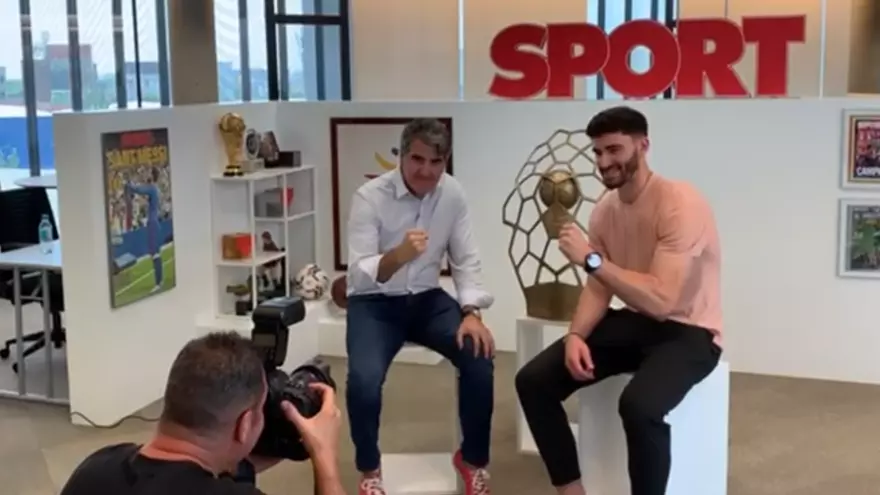 Ludovic Fàbregas y Antonio Carlos Ortega visitaron la redacción de SPORT para celebrar la consecución de la Champions League