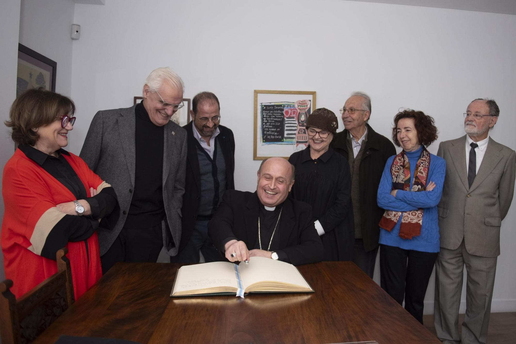 El nuevo arzobispo de Santiago, monseñor Francisco José Prieto, visita la sede temporal de la RAG en Pocomaco