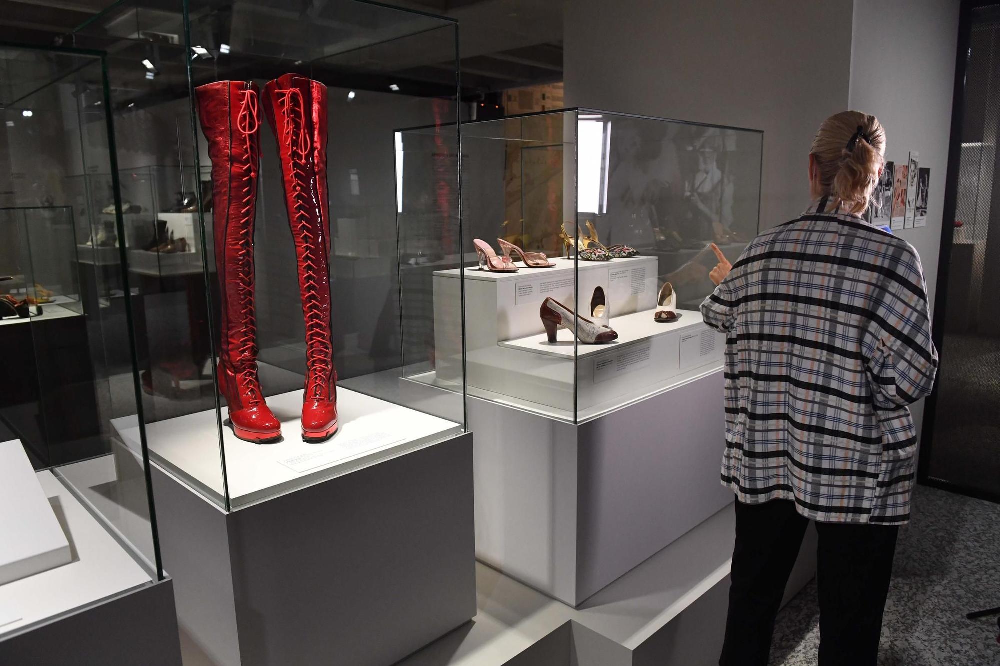 Presentada en A Coruña la exposición 'Walk this way', la colección privada de calzado histórico de Stuart Weitzman