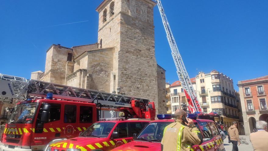 ¿Por qué los bomberos están en lo alto de la iglesia de San Juan, en la Plaza Mayor de Zamora?