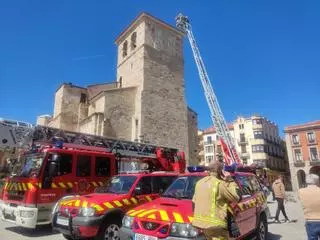 ¿Por qué los bomberos están en lo alto de la iglesia de San Juan, en la Plaza Mayor de Zamora?