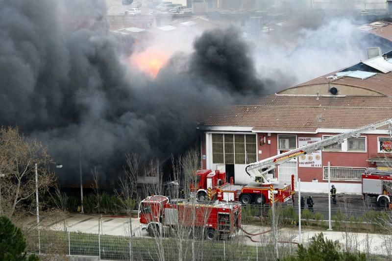 Imágenes del incendio en la fábrica de galletas de Valdefierro