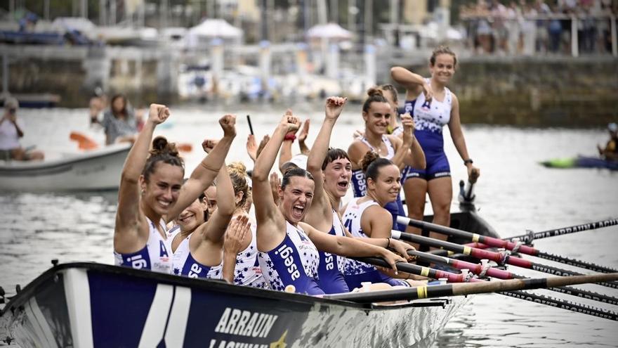 Arraun, con Bea Piñeiro, más cerca de La Concha femenina