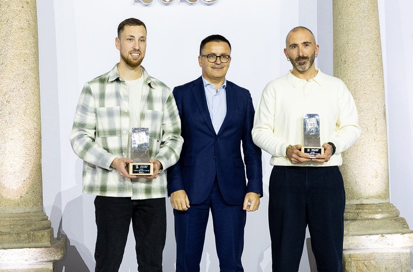 Alberto Lista, esquerda, o conselleiro José González, e Jonatan Sarachaga.