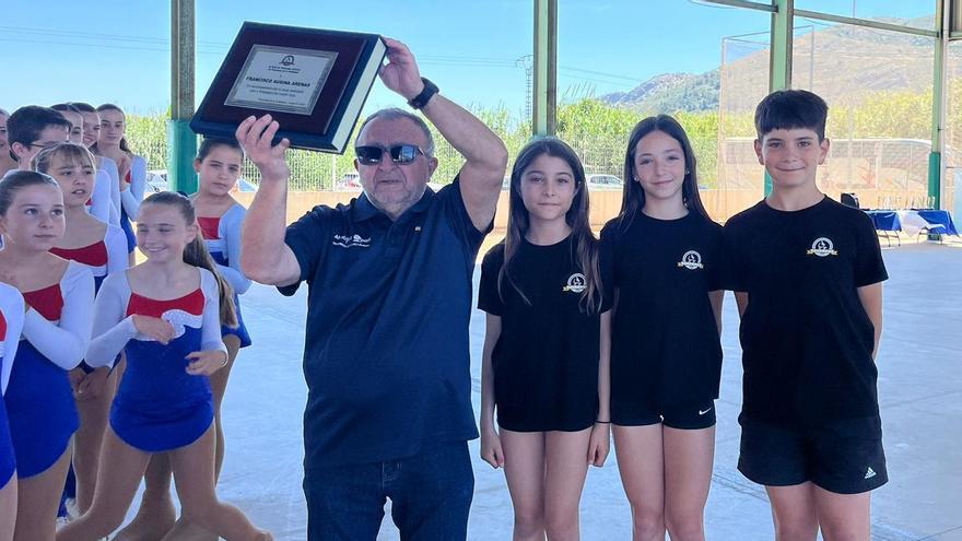 Paco Ausina recibe el homenaje del CPA Tavernes en su despedida como presidente