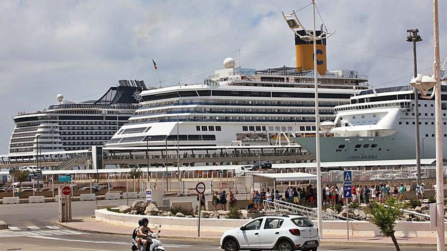 Hasta tres cruceros coincidieron en junio de 2019. | VICENT MARÍ