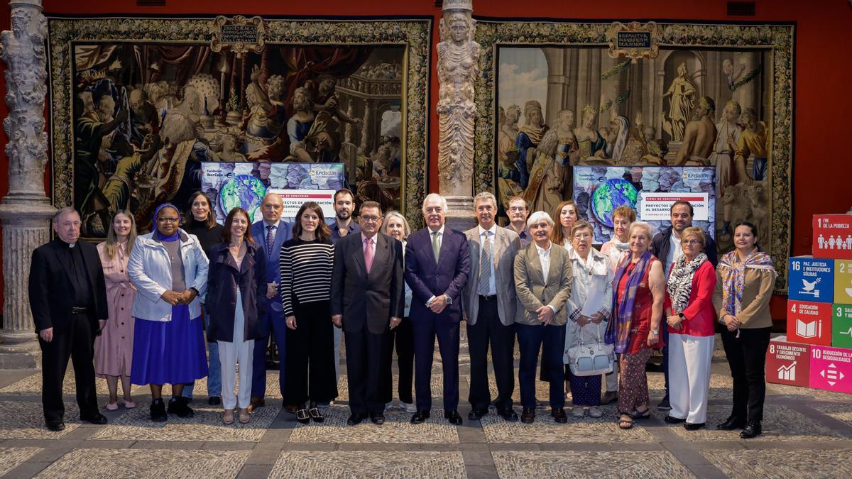 Representantes de Fundación Ibercaja, Fundación CAI y las asociaciones beneficiarias durante la entrega de convenios en Ibercaja Patio de la Infanta.