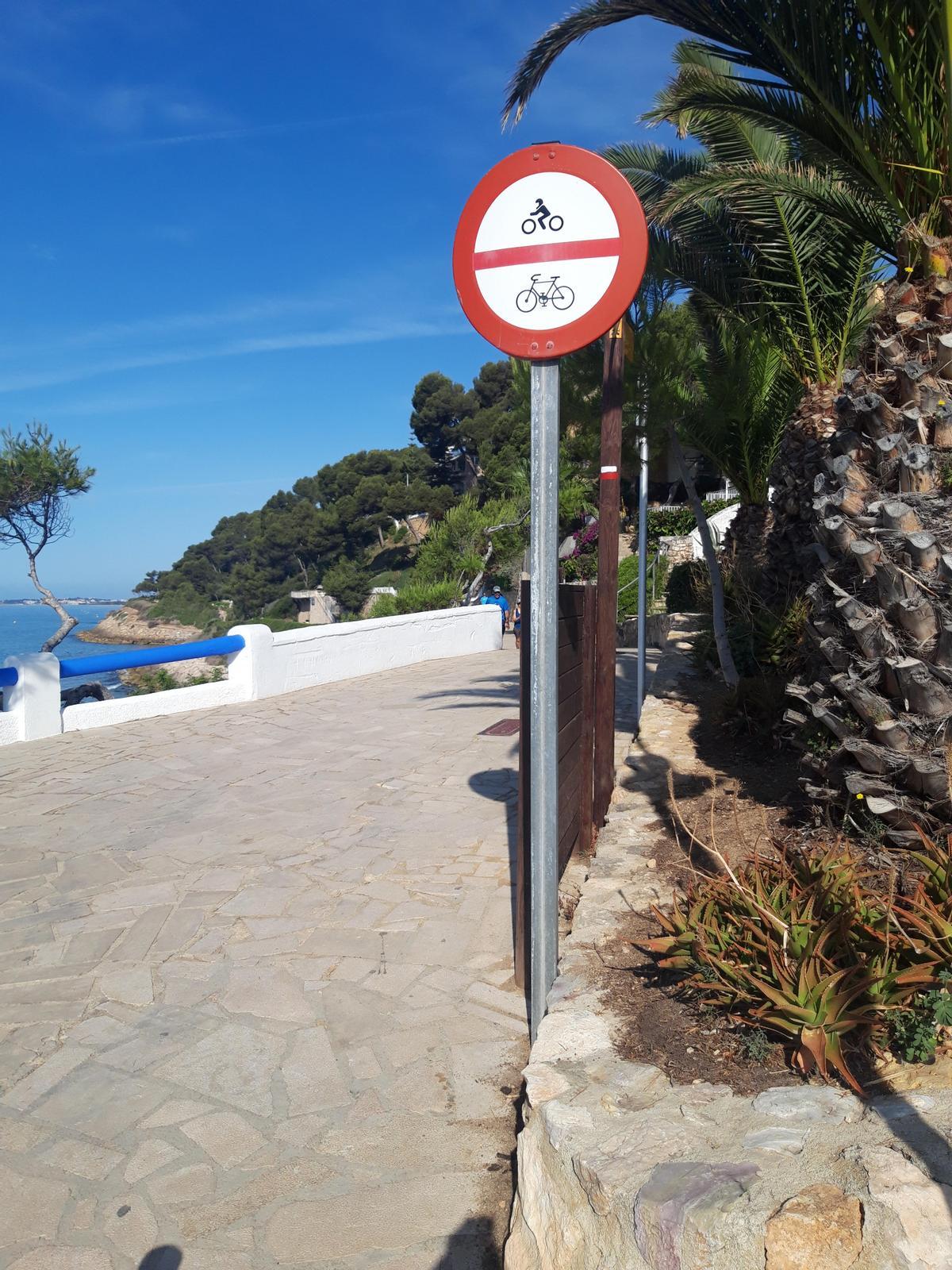 Senyal de prohibit el pas de bicicletes i motos a l’entrada del Camí de Ronda del Roc de Sant Gaietà (Tarragona). Foto del lector Joan Sobré de Sant Joan de Vilatorrada.