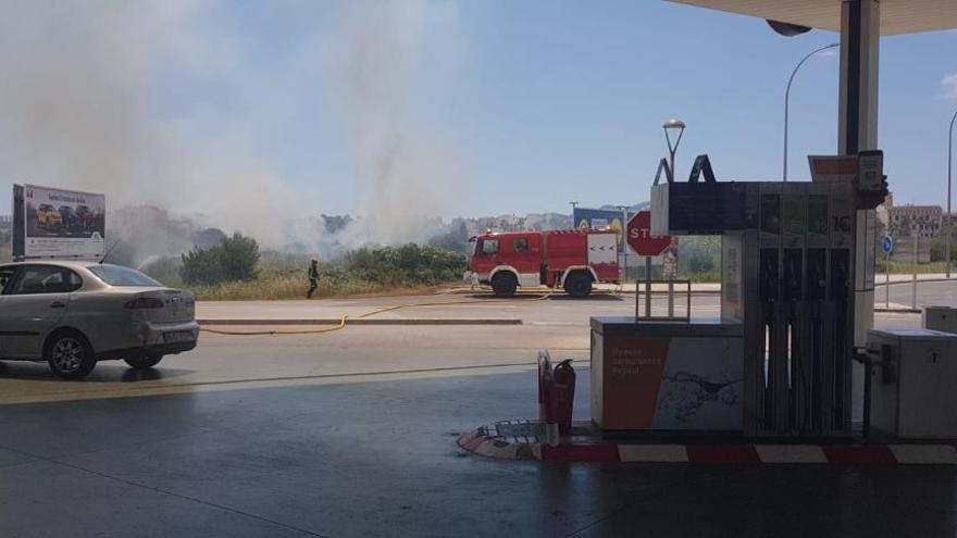 Alarma por un incendio junto a una gasolinera en Manacor
