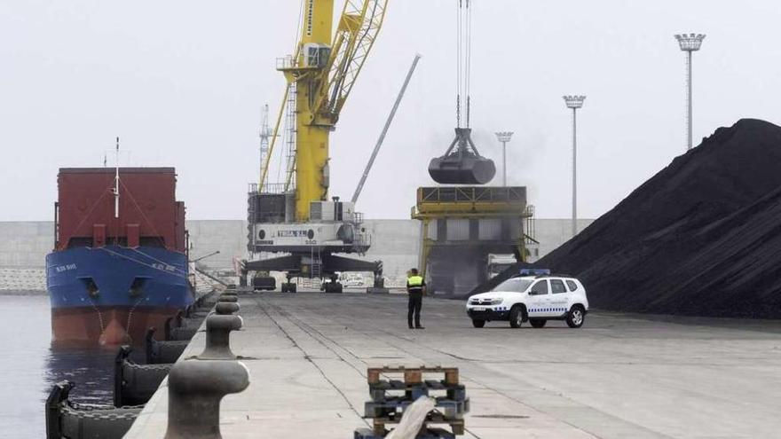 Un barco opera en punta Langosteira, el pasado año.