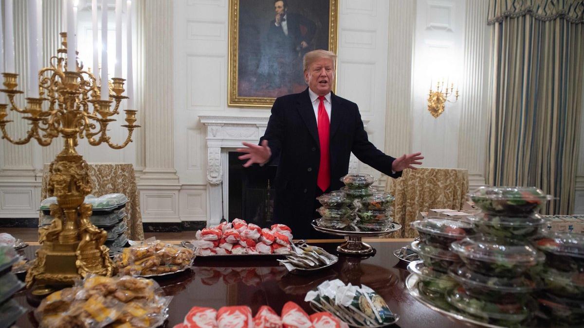 Donald Trump, en la Casa Blanca, con una mesa llena de 'fast food'