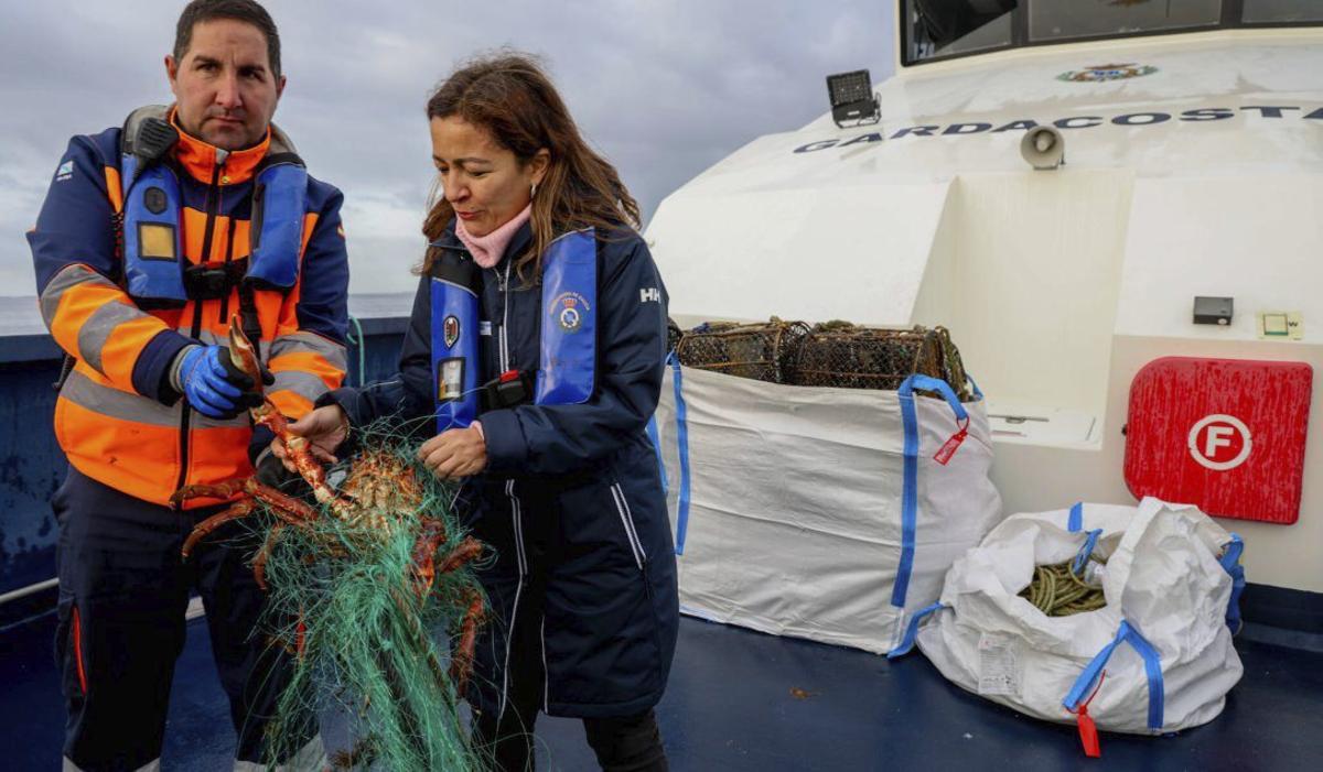La conselleira se embarcó para ver de cerca el trabajo de Gardacostas. |  Iñaki Abella