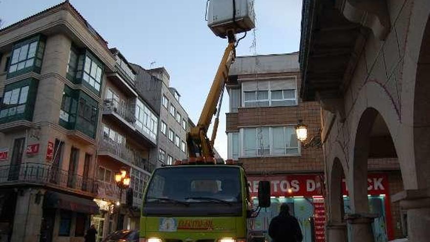 Instalación de las luces navideñas en el Concello de Redondela. // FdV