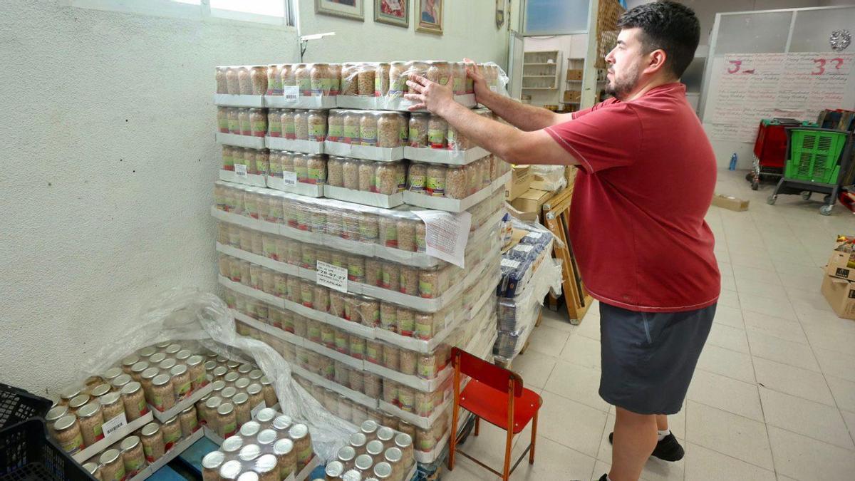 Alimentos en un local de Juan XXIII esperando el permiso para el reparto a las familias