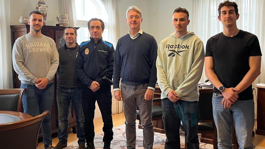El jefe de la Policía Local y el alcalde, con los cuatro nuevos agentes, ayer. | FdV