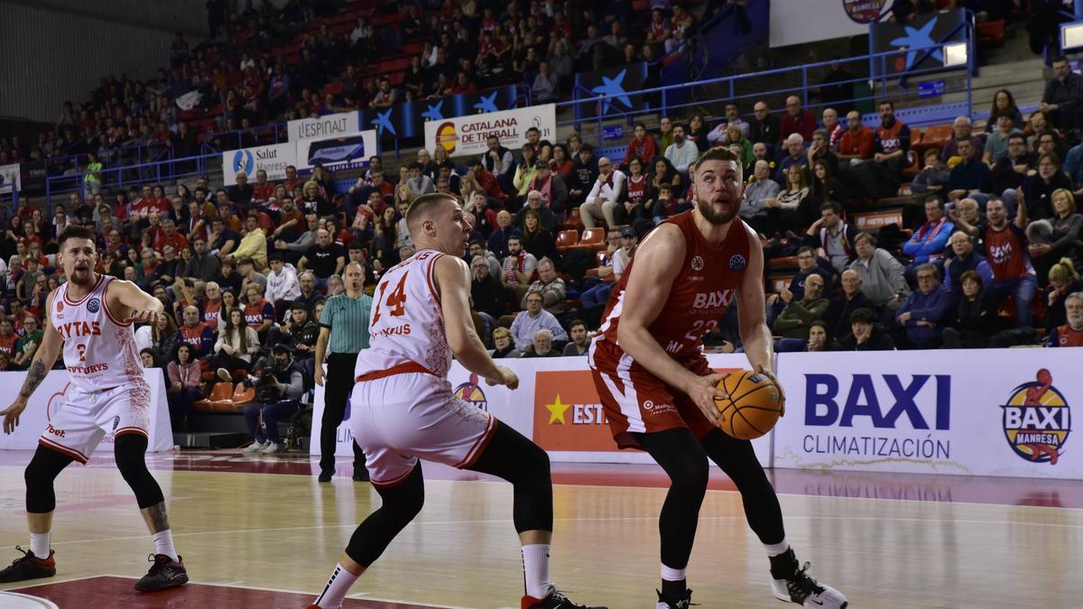 Martinas Geben mira a cistella durant el partit de la primera volta al Nou Congost