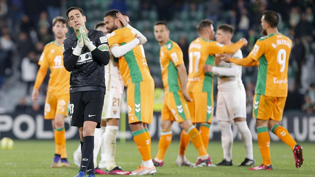 Los jugadores del Betis celebran su victoria sobre el Elche.