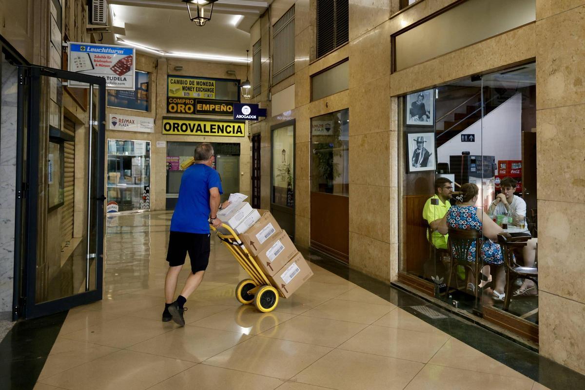 Los pasajes comerciales de València, un pedacito de la ciudad en las manzanas vecinales