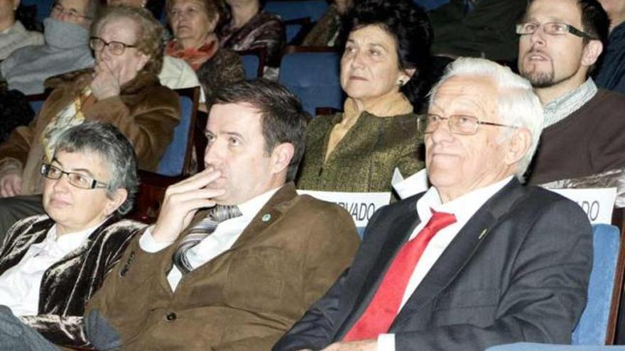 Ana González, Gumersindo Rodríguez y el padre Ángel, durante la proyección de un vídeo de Mensajeros. | maría a.g.