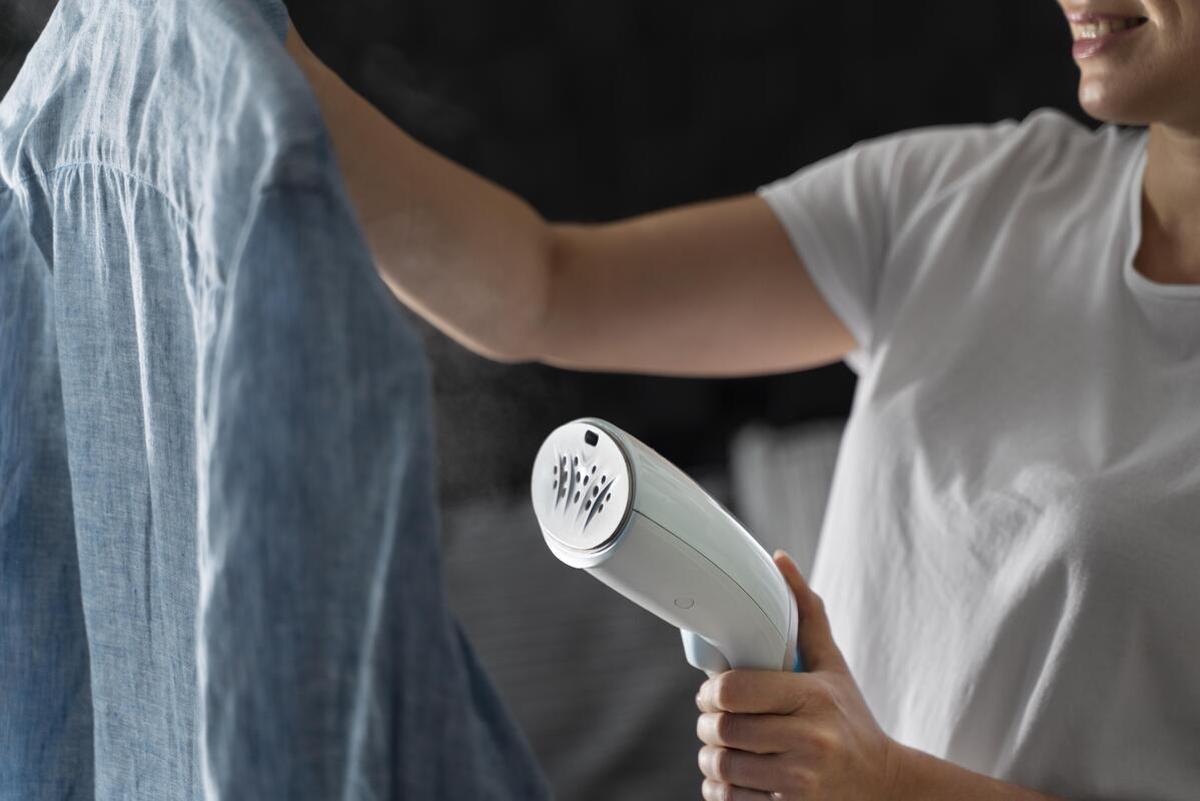 ¿Vuelves a llevar camisa? Sal siempre perfecto de casa con esta plancha vertical por menos de 40€