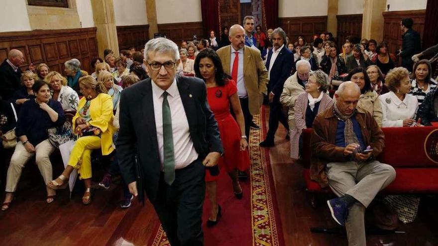 El rector, Santiago García Granda, entra en el paraninfo de la Universidad de Oviedo, seguido de la directora del programa para mayores, María Ángeles Fernández, y del vicerrector Francisco José Borge, para inaugurar el curso.