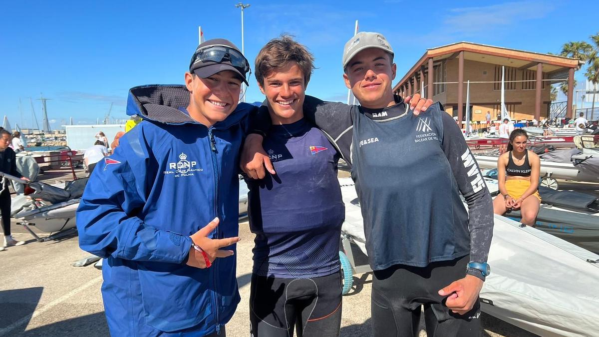 Tim Lubat (izquierda), Sergio García y Xavier Garcia Ollé, en el Nacional de ILCA 4 en Cádiz