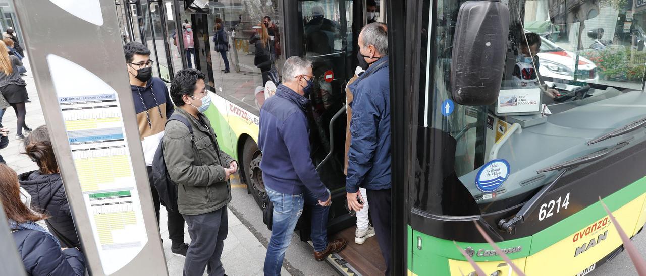 Pasajeros suben a un autobús de Vitrasa.