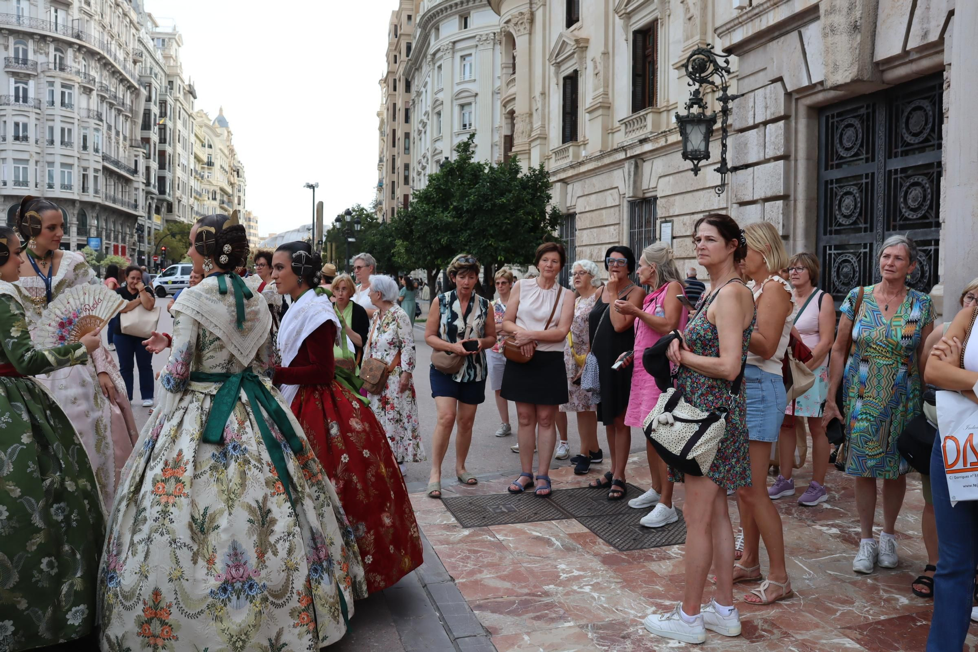 Concentración fallera en la Plaza del Ayuntamiento con las candidatas a FMV2025