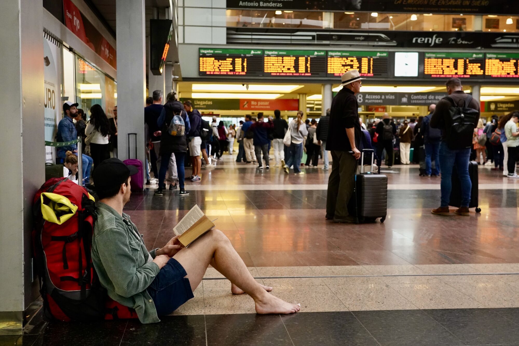 Cientos de pasajeros se agolpan en la estación María Zambrano, por el retraso de los trenes a causa del robo de cables