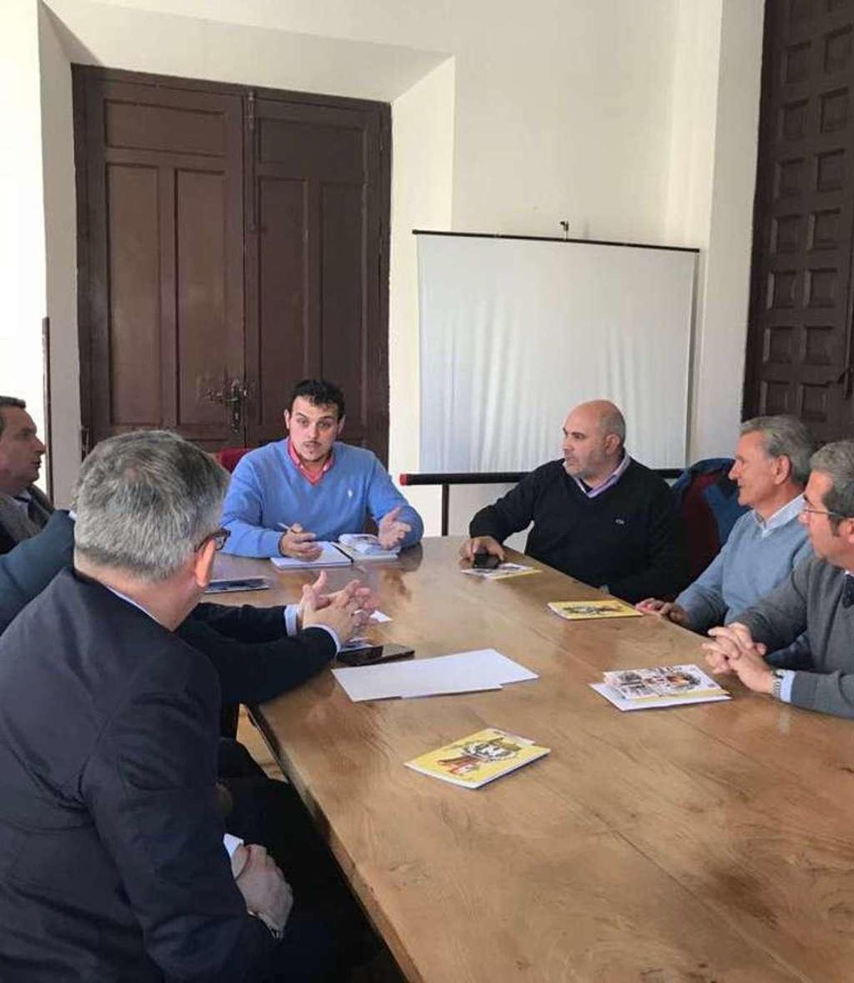 El alcalde y responsables del proyecto durante el encuentro.